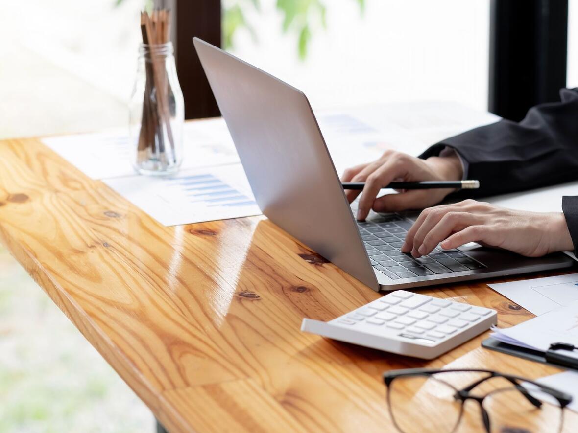 Kirchenverwaltung am Schreibtisch, bei der Arbeit