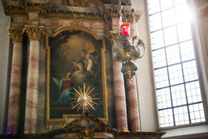 2026-03-10_14-06-54-wu_kirche_innen_altarbild