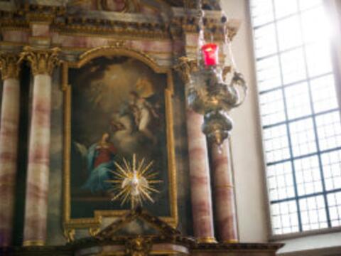 2026-03-10_14-06-54-wu_kirche_innen_altarbild